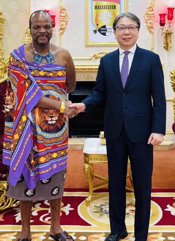 不愧是非洲唯一一个还承认台湾的“独苗”！
 
身上裹着床单，脚上踩着凉拖，一身“