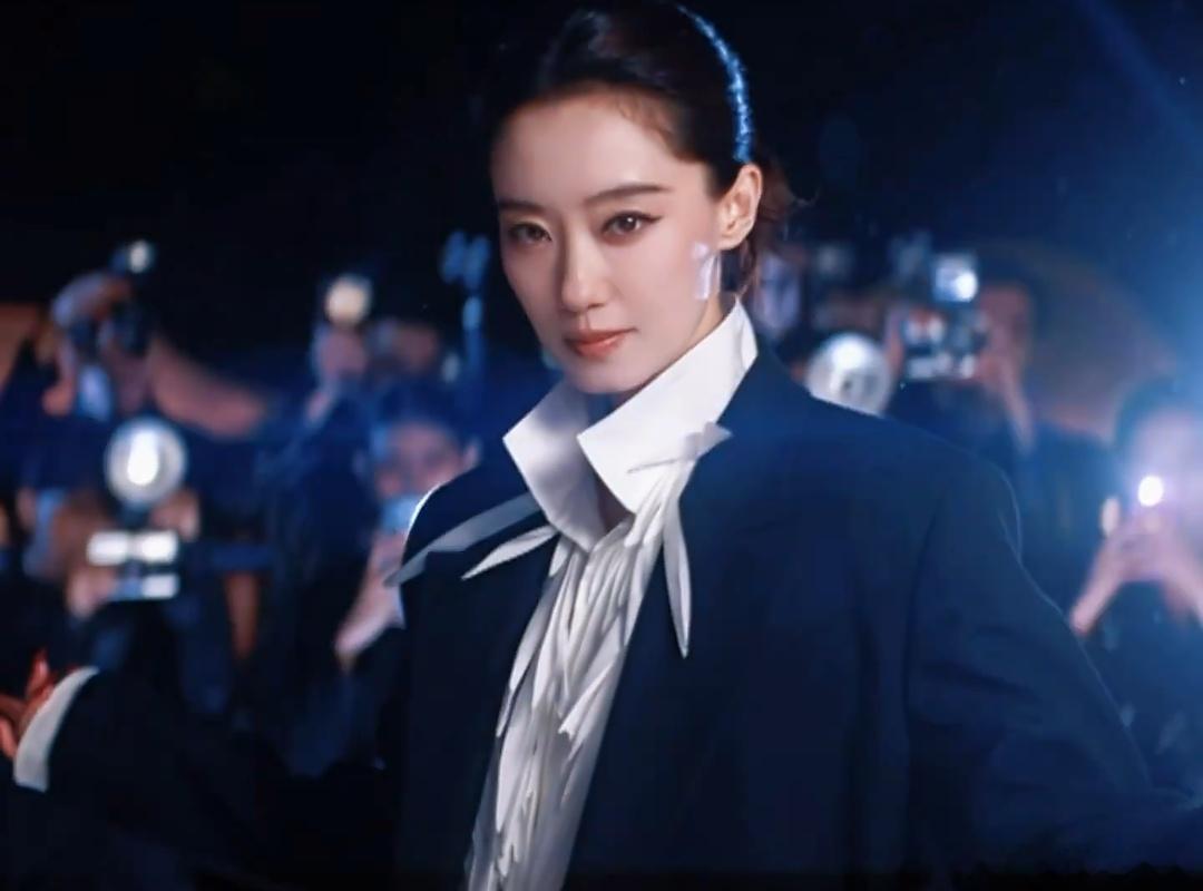 张小斐闪光灯下抬手 神中之神VOGUE盛典红毯上，张小斐一身极简黑白西装，在闪光