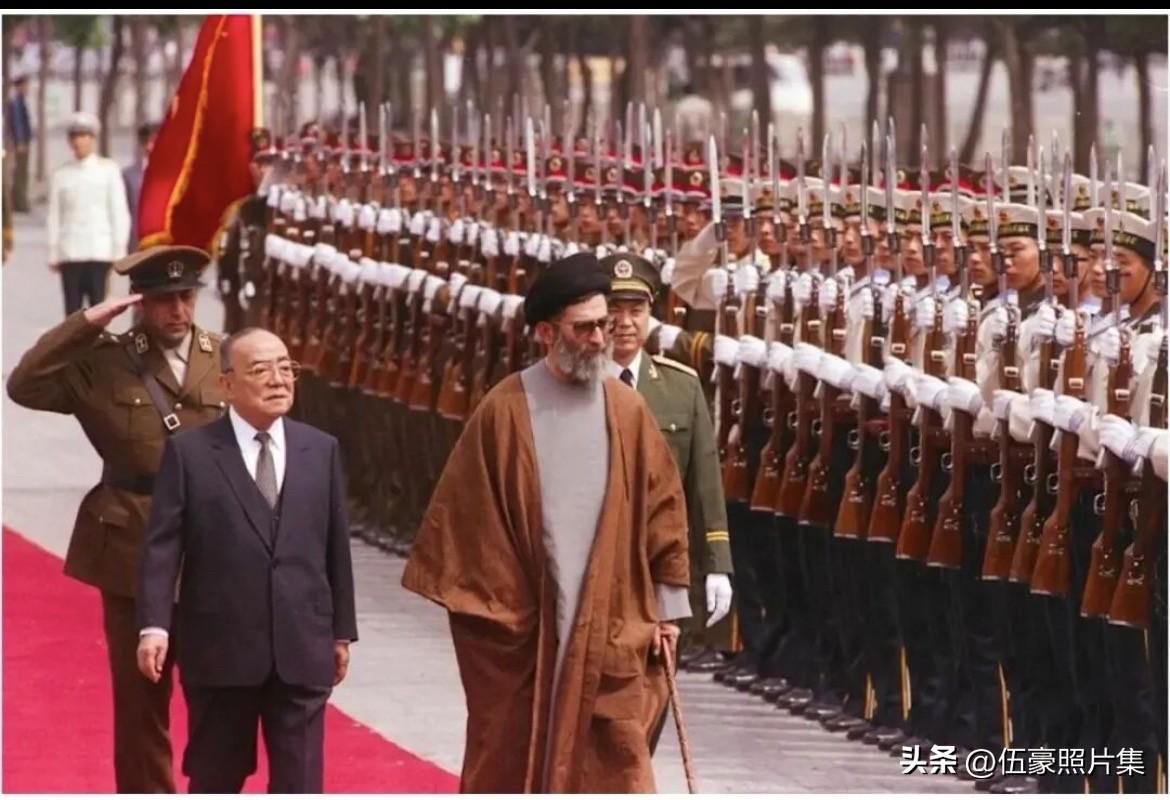 1989年5月9日至13日，时任伊朗总统的阿里·哈梅内伊对中国进行了正式国事访问