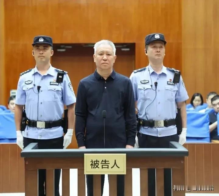 真不敢相信这是同一个人！
仅仅几年的光景，一个意气风发、神采飞扬的人竟变成了一个