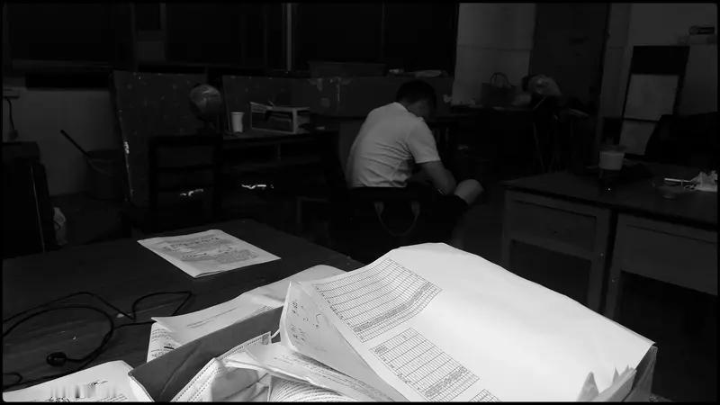 长期上夜班对健康的影响可太大了。我有个朋友，之前长期值夜班，内分泌直接失调，脸上