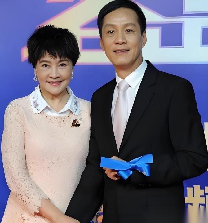 一次，冯远征带着老婆梁丹妮参加聚会，他的朋友十分无礼地说道：“远征，下次别带你老