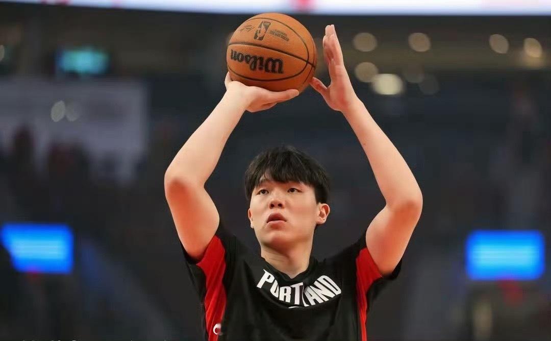 杨瀚森连续五战未登场杨瀚森怎么还没上场今天开拓者队基本全队都出场了，受伤的都有上