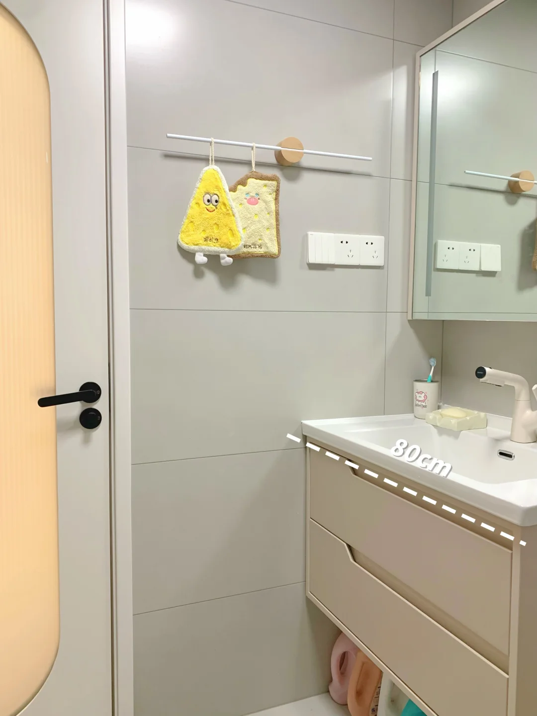 奶油风浴室，从发霉到焕新只用了一支玻璃胶