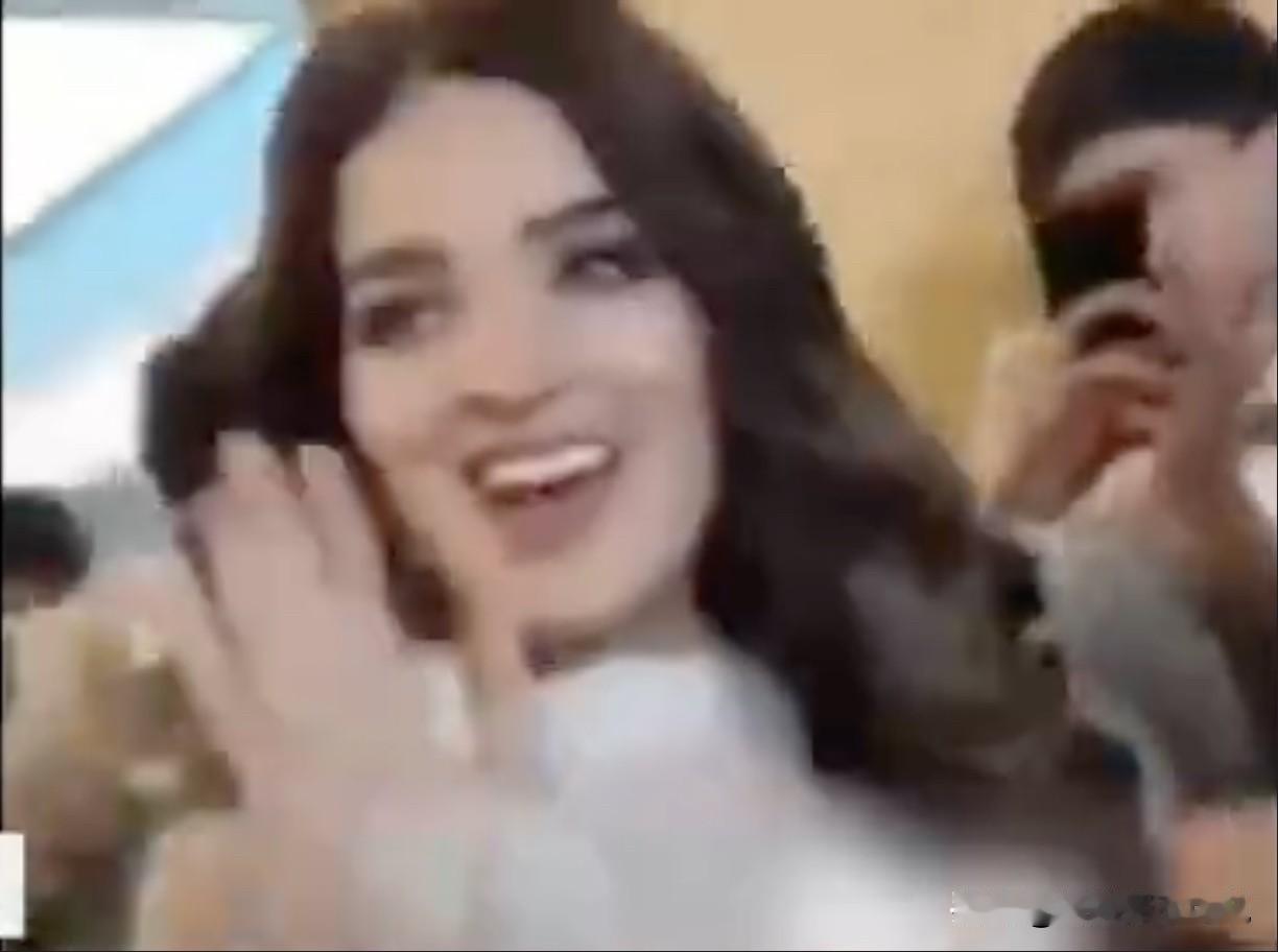 印度美女演员前一秒还在笑容灿烂地和粉丝打招呼，下一秒就被其男粉丝包围并上下其手，