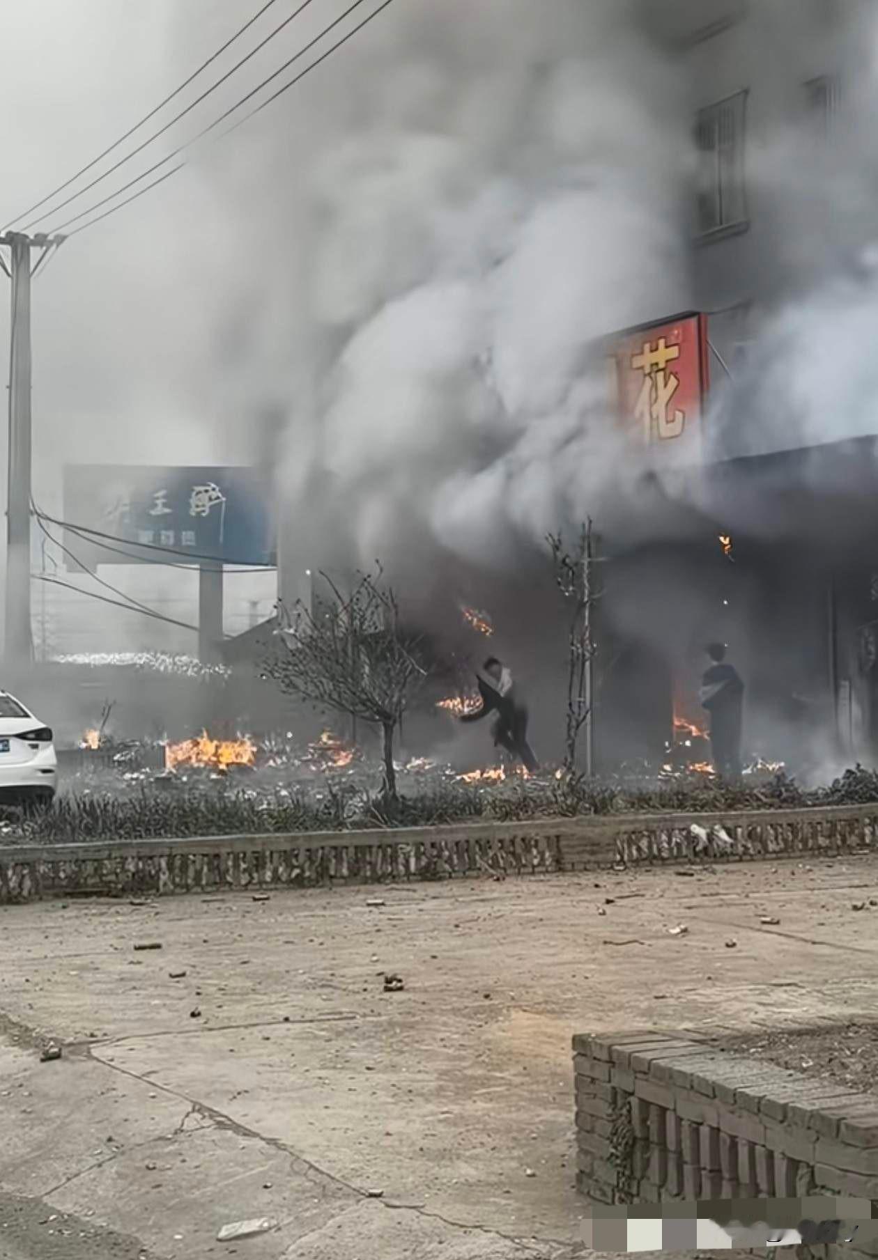 太惨了！湖北宜城烟花爆竹店又发生事故！ 现场有12人没能离开！

目前虽然官方还