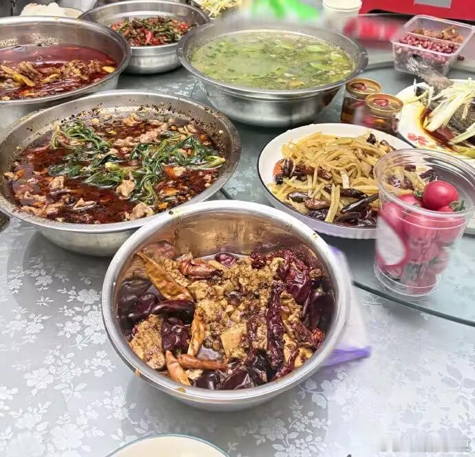 TOP吃饭用盆装菜正是长身体的年纪