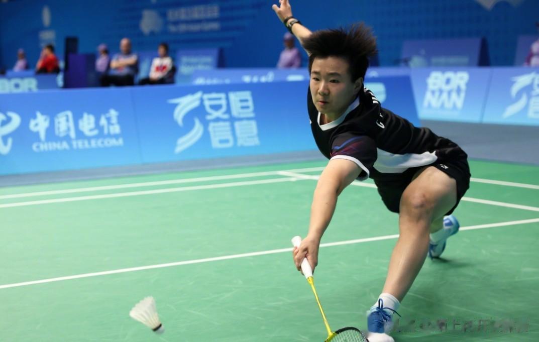 2-0！世锦赛冠军完败，何冰娇晋级4强，挑战安洗莹力争不再流泪！
何冰娇在主场迎