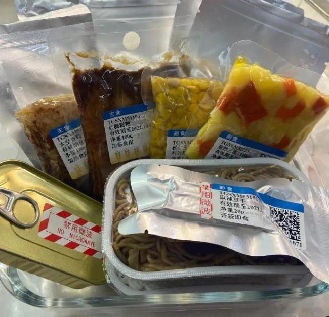现如今随着科技的发展，航天员和我们老百姓吃的东西本质上没有太大区别，只不过需要严