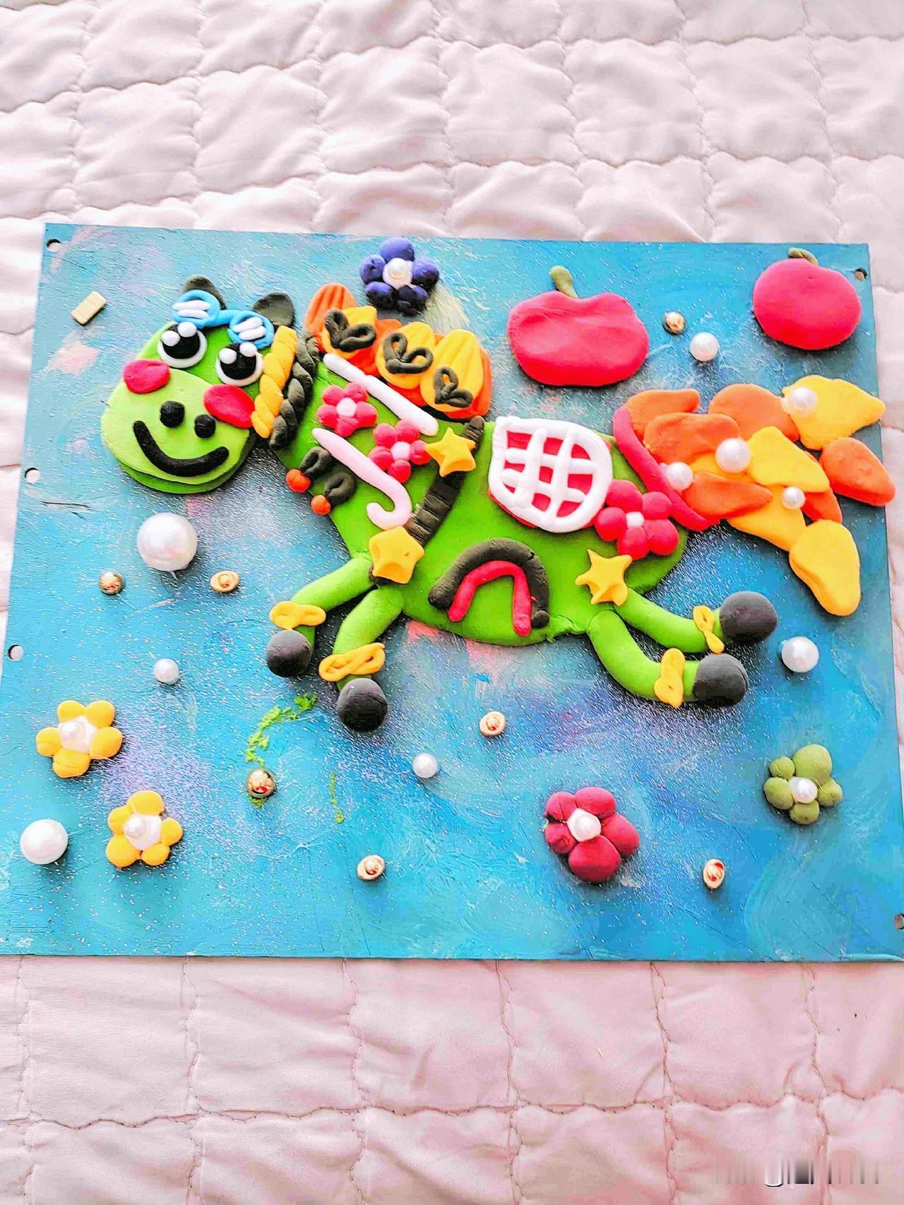 新春将至，迎马年，
小宝做了手工粘土画。

哈哈还有红脸蛋呢，
这小马脸吃的有点