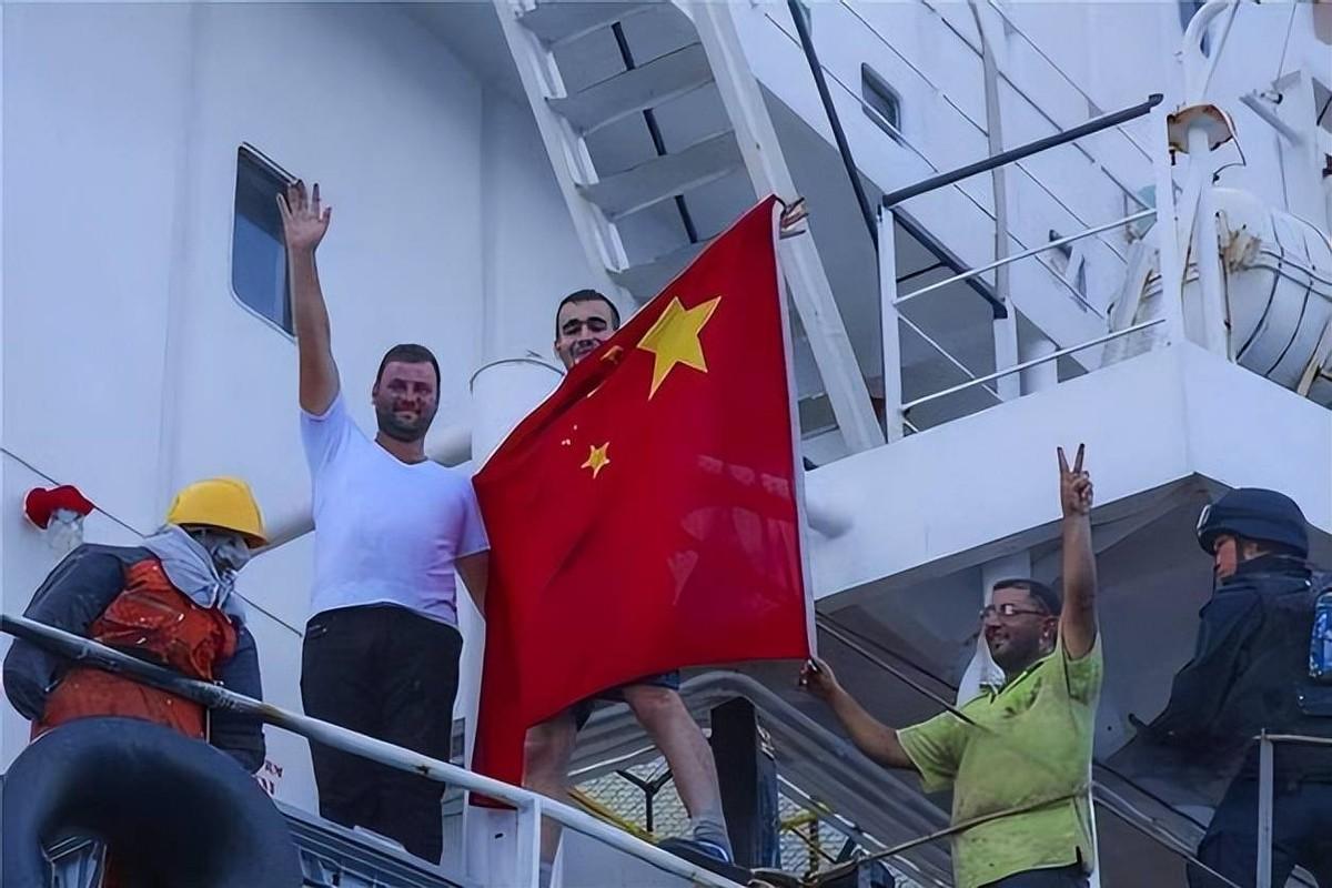 中国国旗成红海“护身符”，由于胡塞在红海杀疯了，美国、日本和韩国等外国船只，竟争