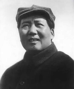 1941年延安食堂门前，一根木棒差点改写历史！毛主席正笑着往里走，身后一个群众突