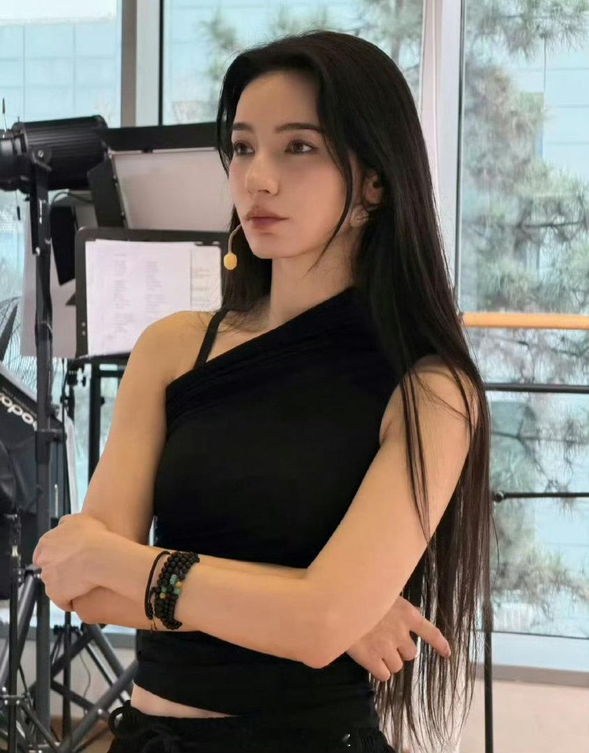 代斯希望突破自己乘风2026不断学习，不断进步，代斯在舞台上稳步成长，一步步实现