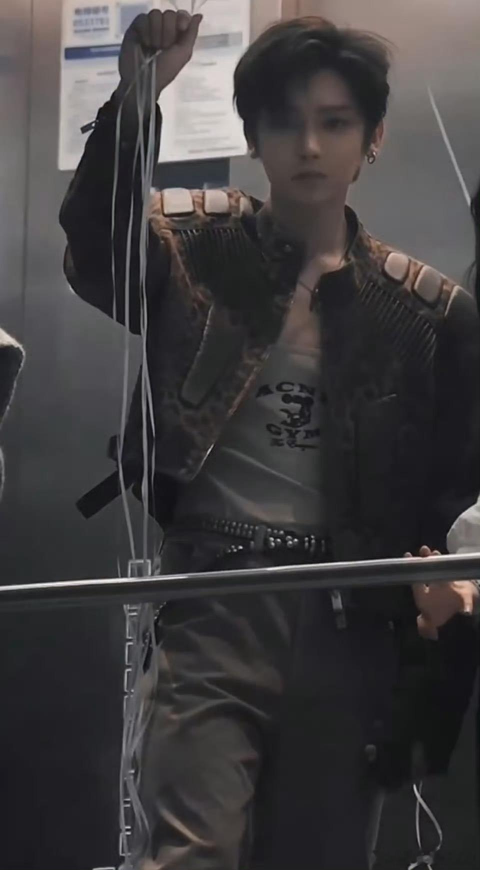 侯明昊电梯神图此男还是太权威了 真的很喜欢他身上的那种少年又安稳的气质 每一张都