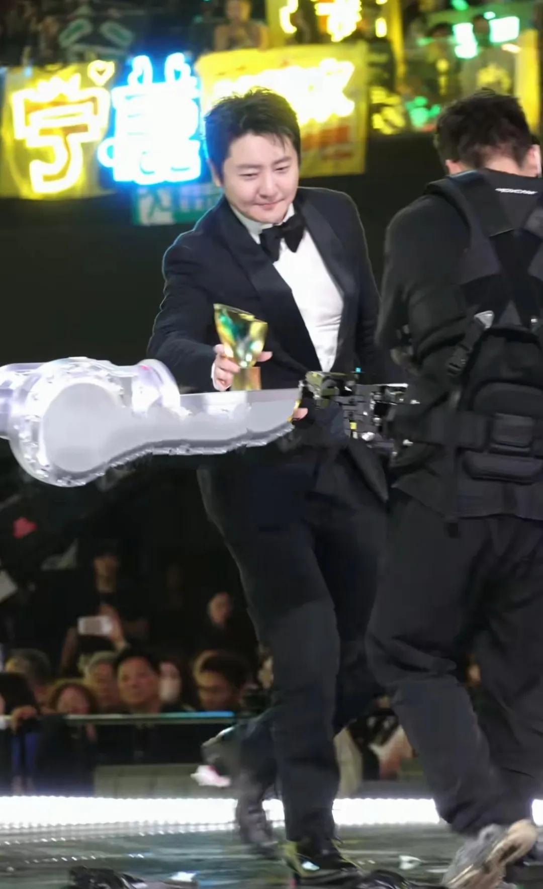 他是不是超越了他姐夫？

老舅得奖了！

很多网友替他高兴:轮也该轮到他了

他