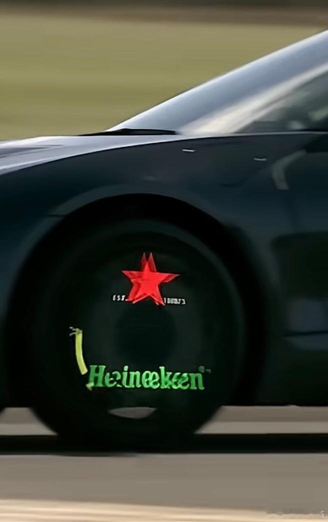 F1正在考虑把这套轮毂LED投影上车，这广告位太能卖钱了。爱整活的图内新势力考虑