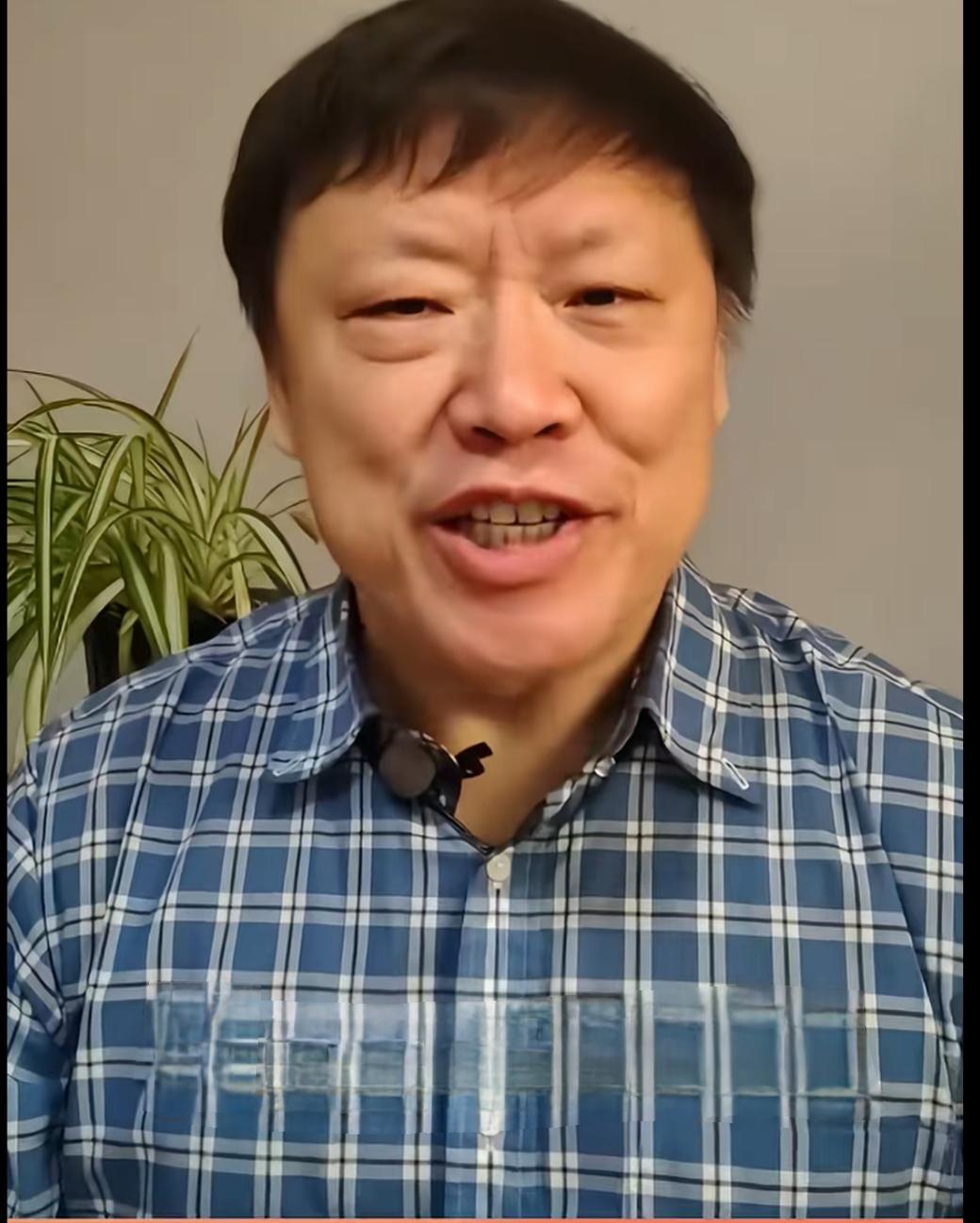 胡锡进做公益。
胡锡进最近做了一件好事。据他所述，他遇到了一位需要帮助的女士。老