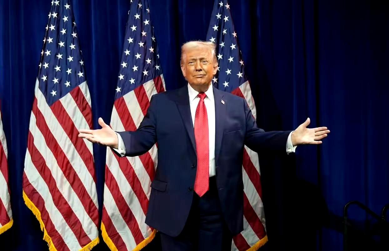 特朗普发表国情咨文，他说自己从拜登手中接过的是烂摊子，而现在美国已开启黄金时代，