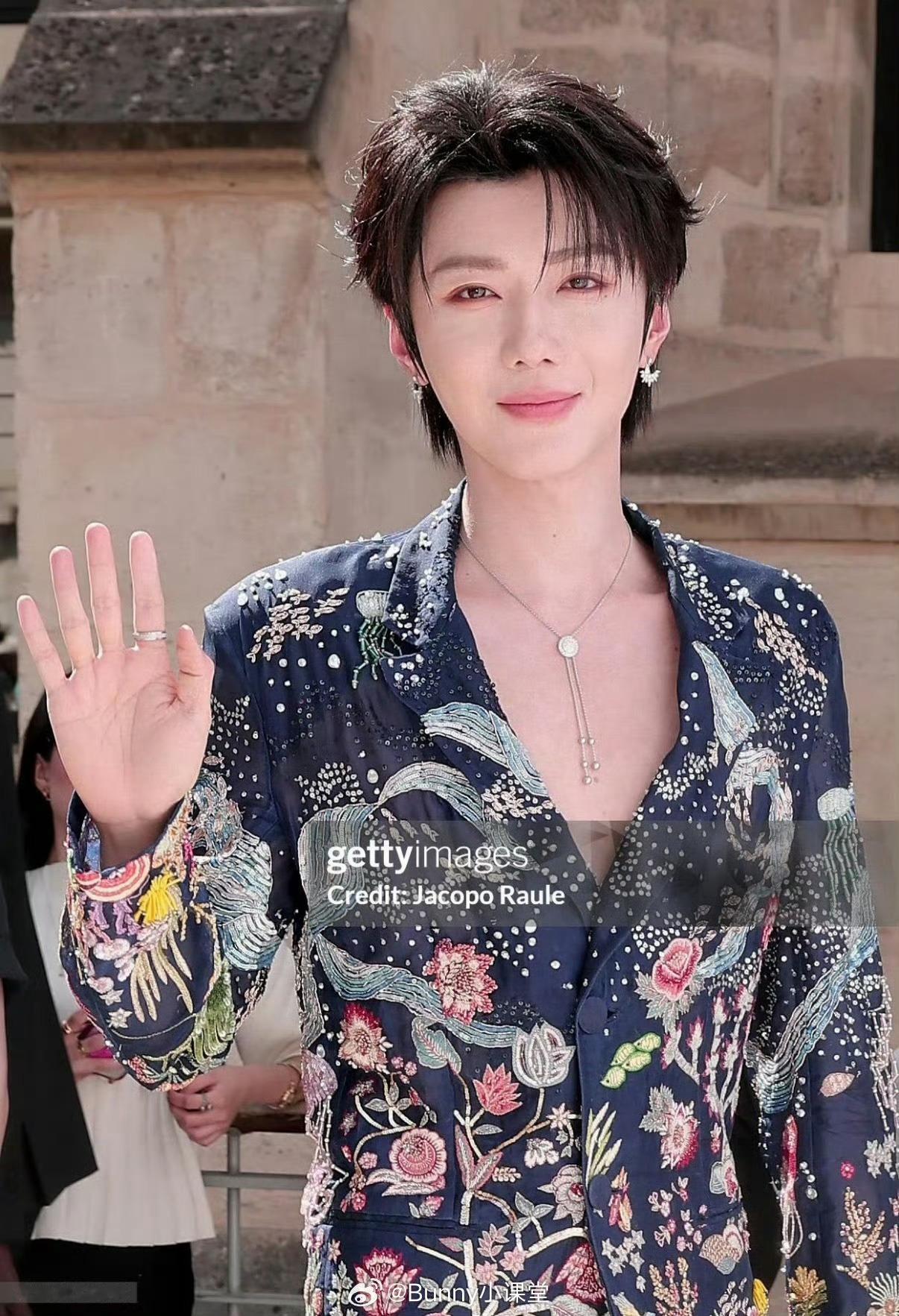 我存这组图准备发表，被旁边女孩误以为是他粉丝，问我怎么喜欢这种风格的，害得我解释