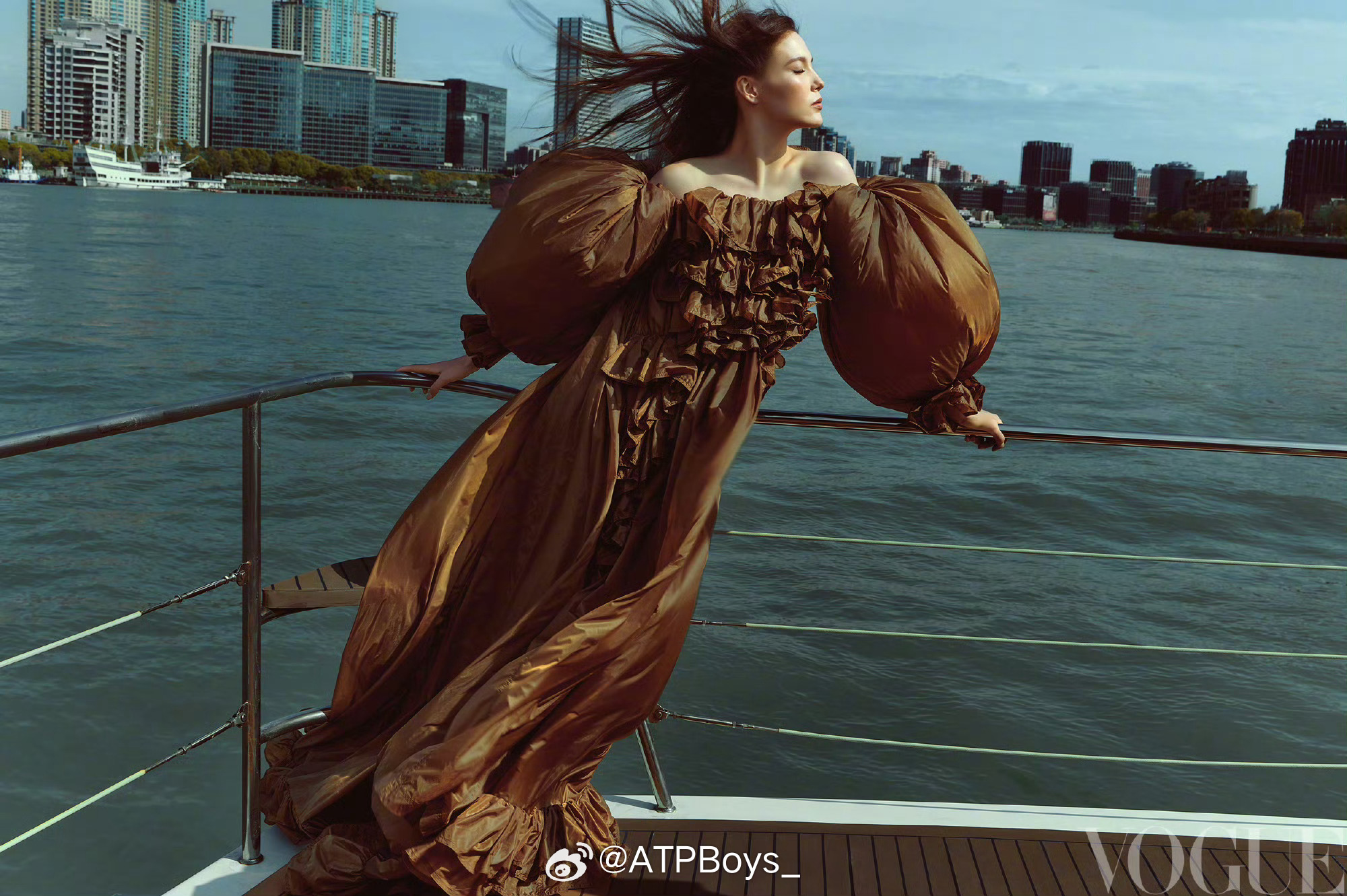 谷爱凌首登VOGUE 室内画作感室外Art Deco，晃眼还以为by Annie