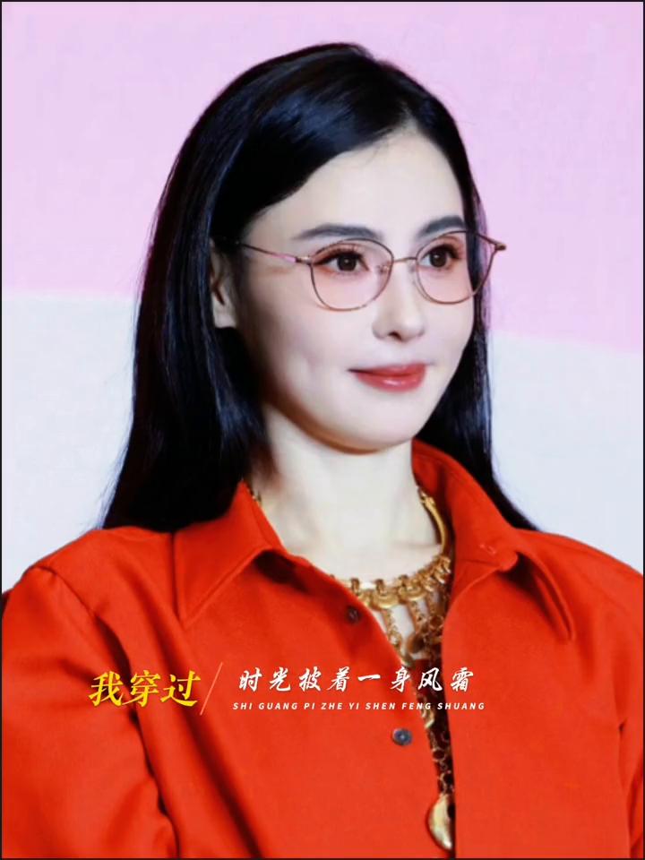 我穿过时光被着一身风霜，一路上追逐我梦想，也曾彷徨，黑夜里找不到方向，总会有明天