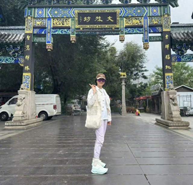 孙俪成都出游不找明星朋友，专约普通人闺蜜，难怪路人都夸她通透