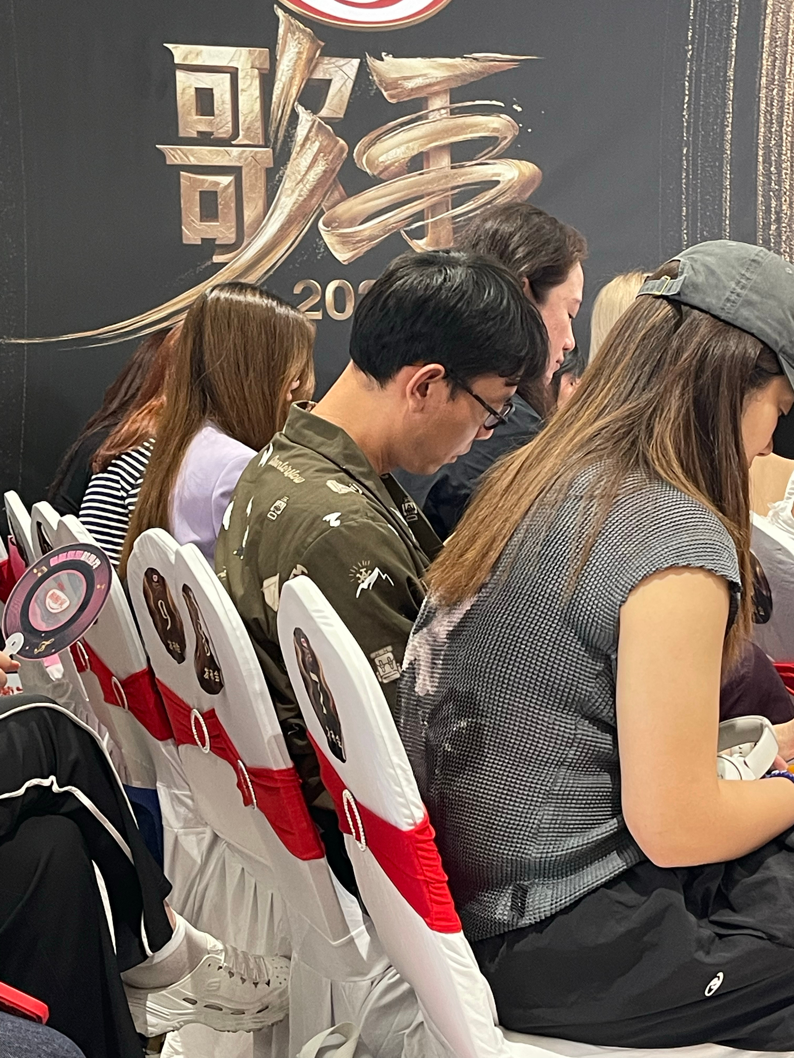 歌手2025 发布会要开始了，然后沈梦辰会从歌手的房间挨个官宣，然后再来集体亮相