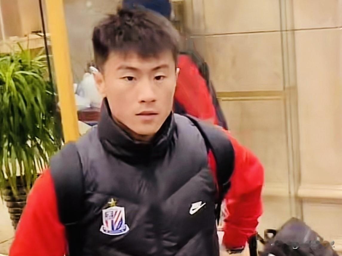 中超绯闻转会---崔麟…这个名字球迷肯定会很陌生，因为他上一次出现在中超赛场已经