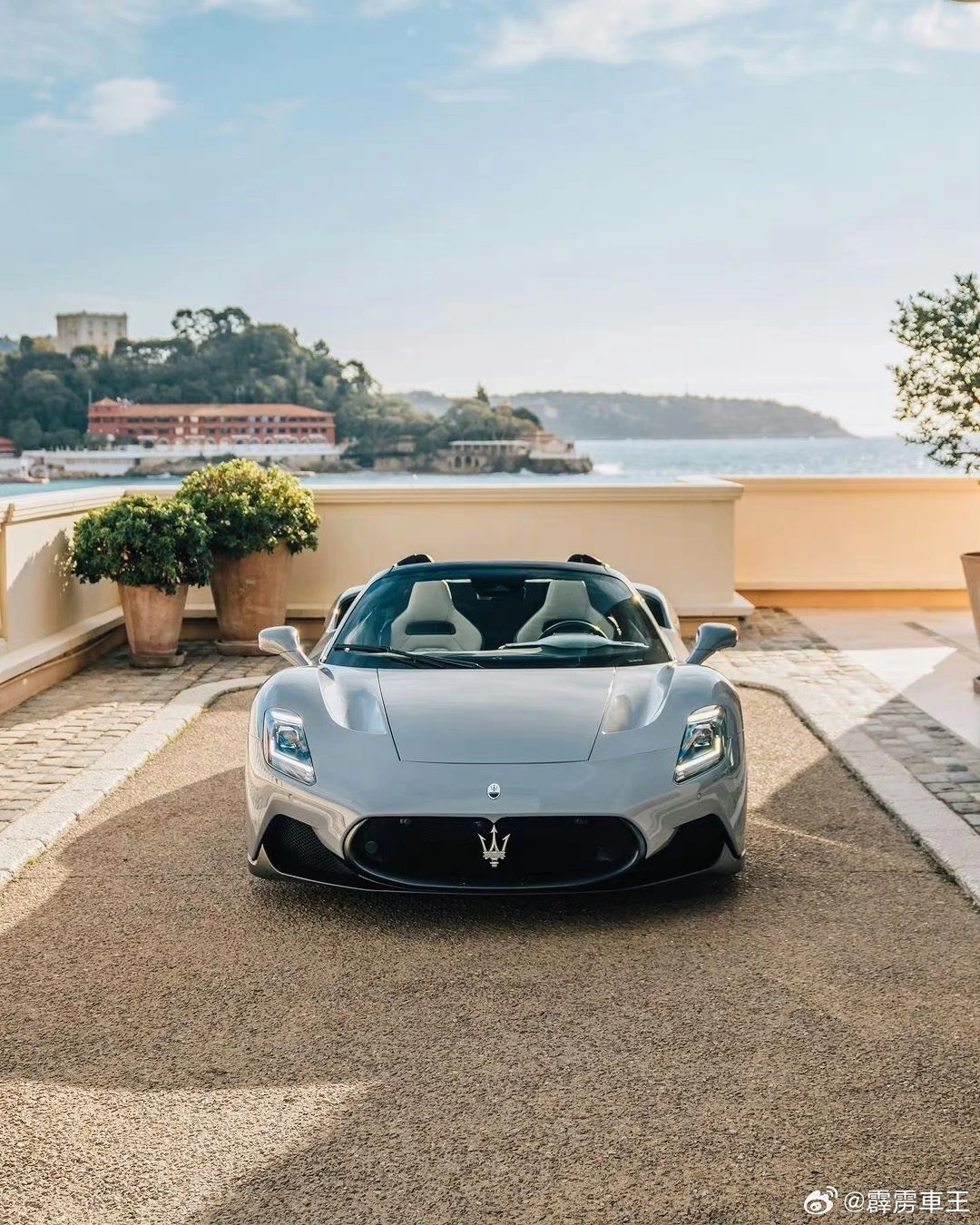 这车是真虎天际为界，疾风作序。敞篷之上是苍穹，敞篷之下是滚烫的征途。当海神三叉戟