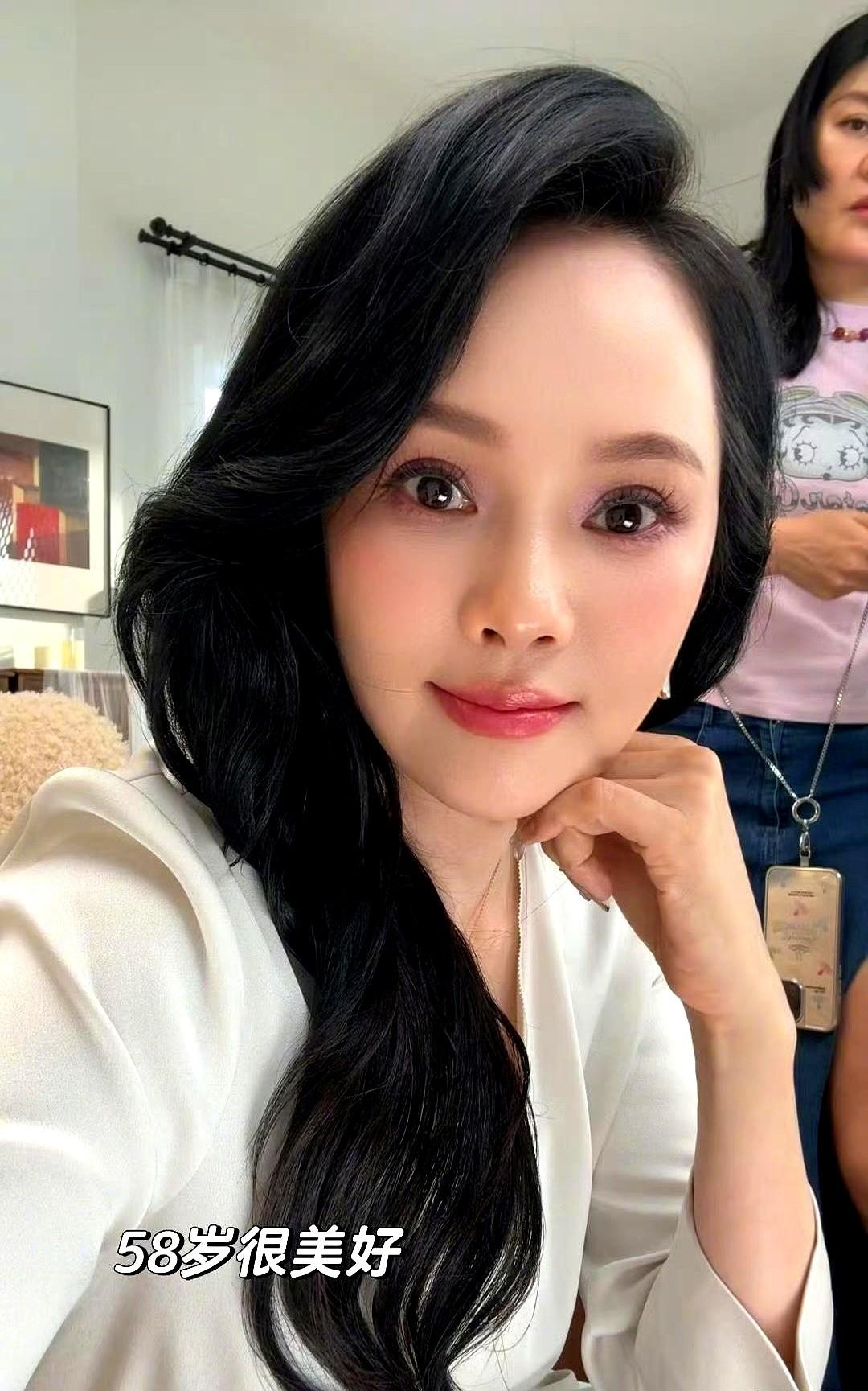 别再盯着女人的脸和年龄了。

男人很少被公开比较外貌，但女人每次露面，都像被拉去