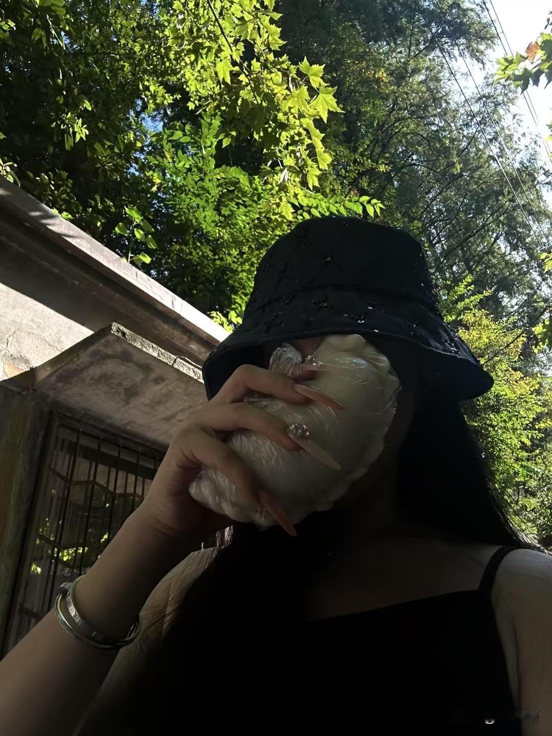 吃饭时间孩子突然问：“妈妈、你讨厌奶奶吗？”这一下子把我给问住了。

心里飘出好