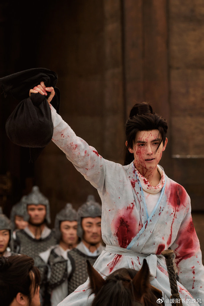 阿瑟请疯段胥让我们都看到了他的成长，尤其是和迪丽热巴之间的一个宿命的轮回来说，也