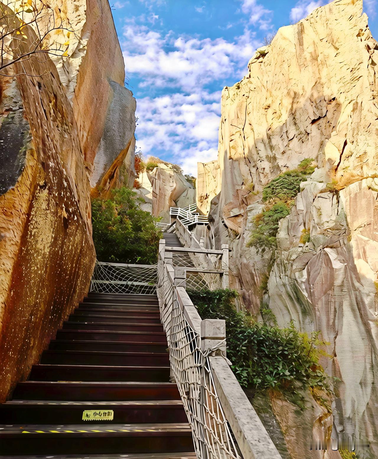 东海之滨，蓬莱岱山，双合石壁雄峙山海之间。千百年海风雕琢、古匠凿山，造就这刀削斧