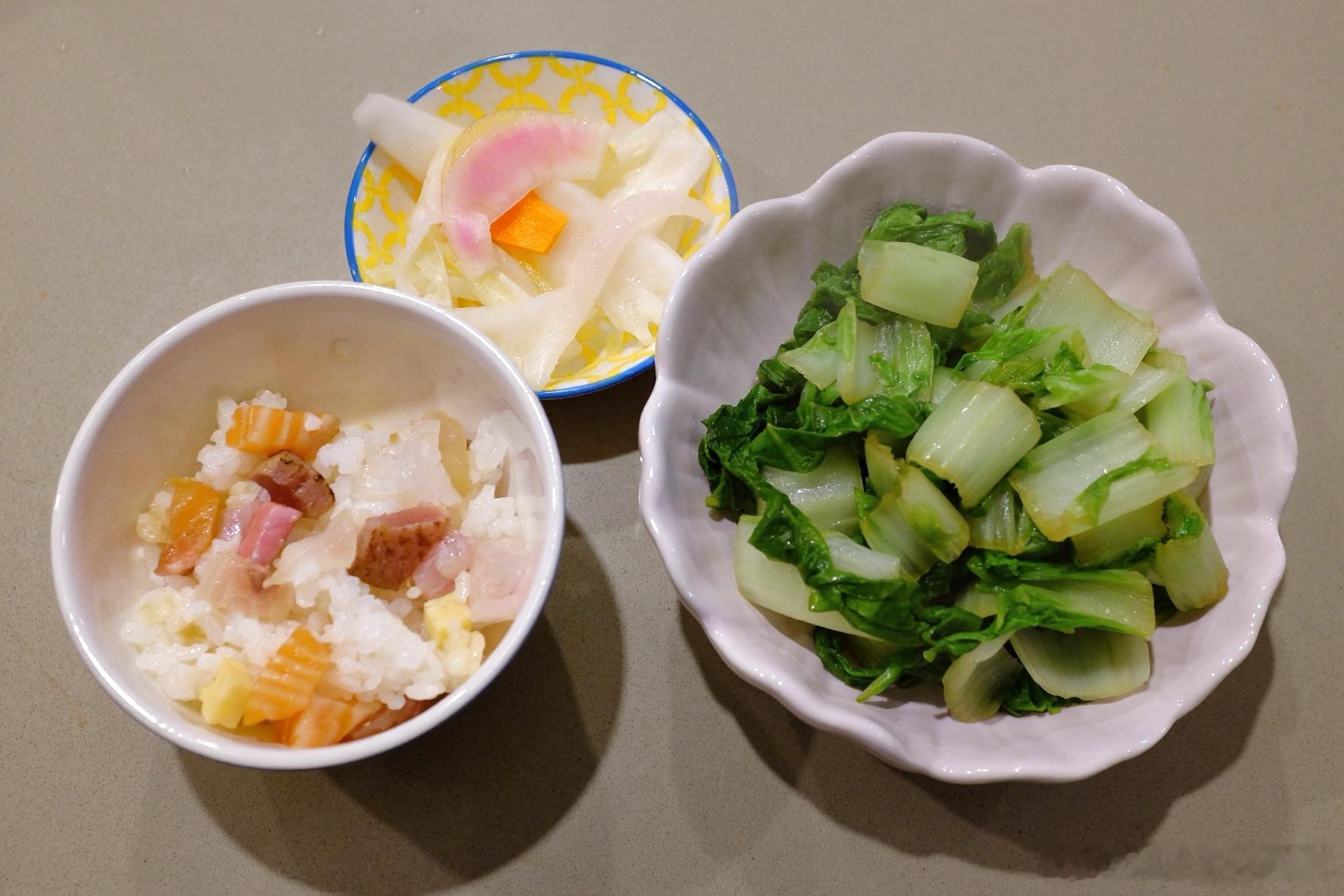 作孽哦，一份海鲜饭吃三顿，晚餐就炒了一个蔬菜，还有大舅妈做的泡菜。蔚减肥