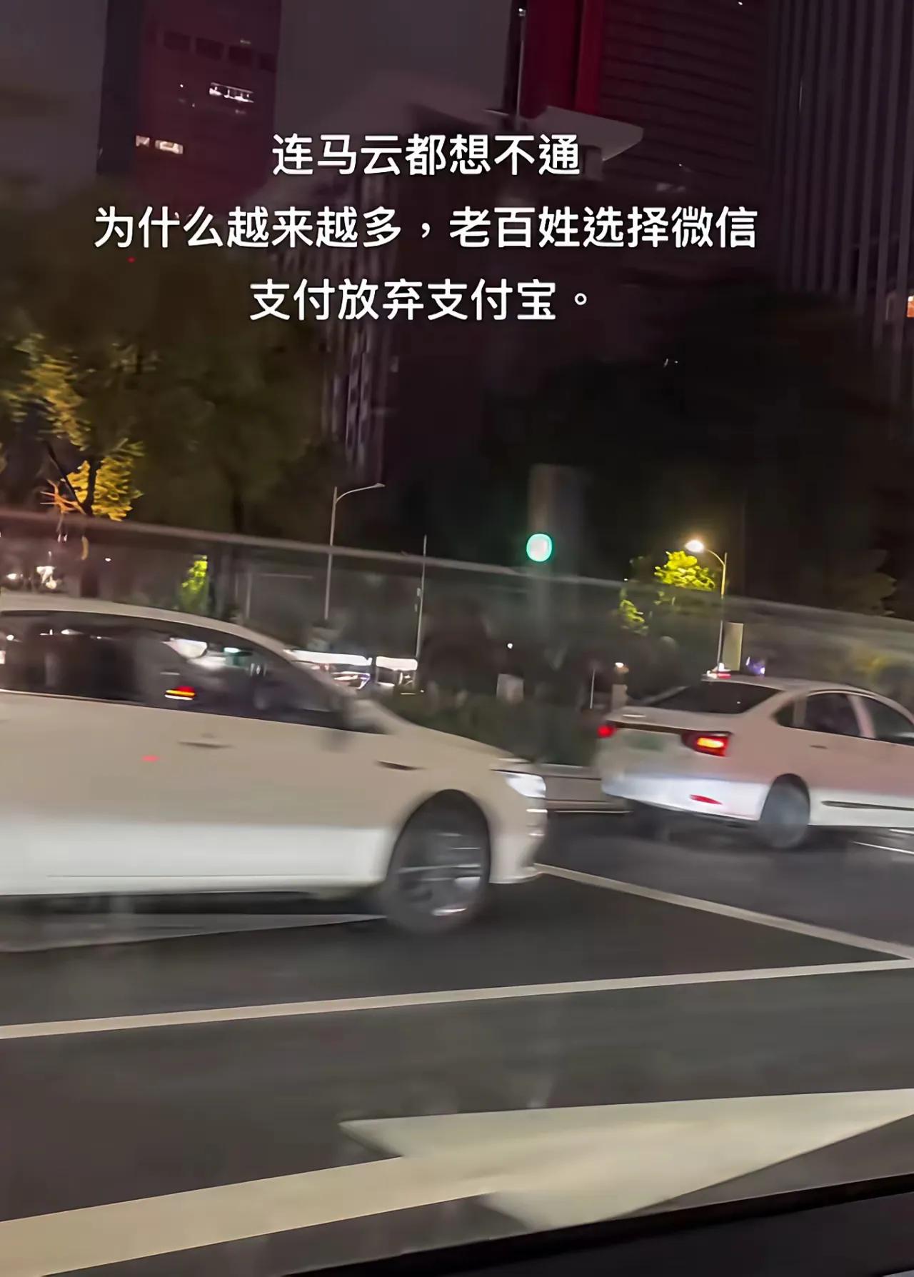 我就没有用过支付宝
那玩意麻烦
老百姓就是图方便
微信一打开立马付款方便快捷
没