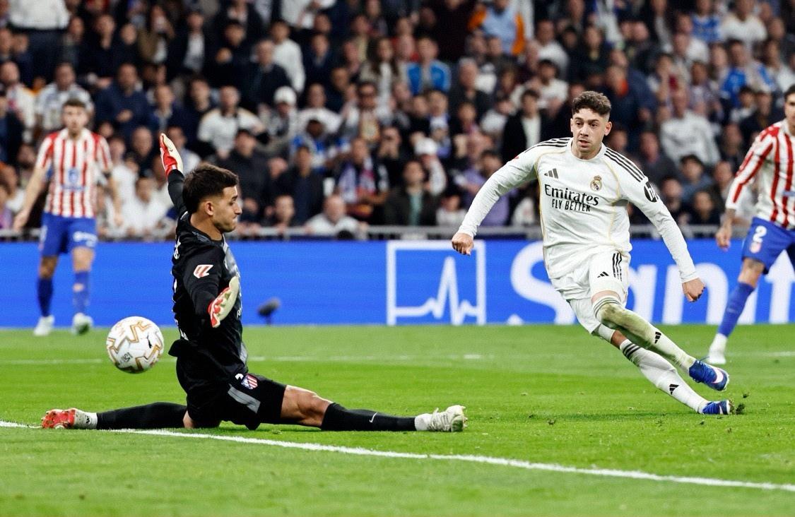 结束马德里德比连续6场不胜的尴尬！
维尼休斯双响，巴尔韦德进球+红牌，十人皇马主