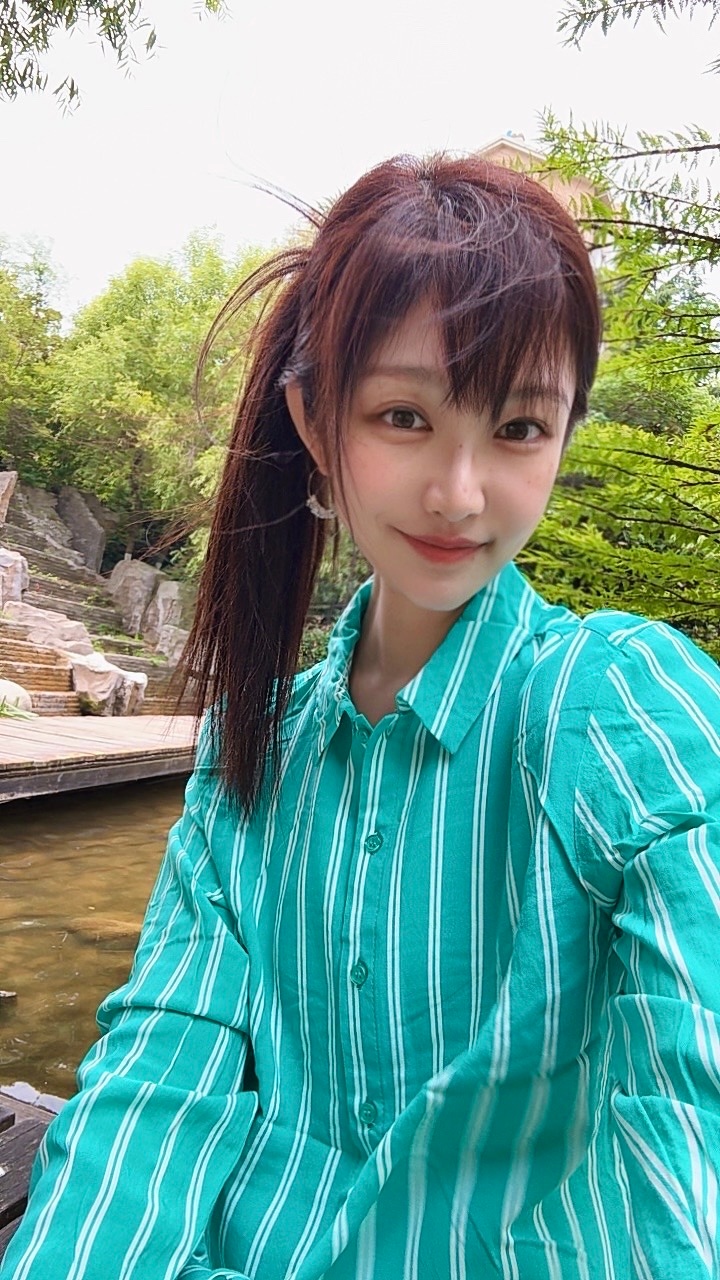好久没扎起来头发了，我知道我衣服皱巴的像抹布，不要在评论区提醒我哈，懒得熨。 