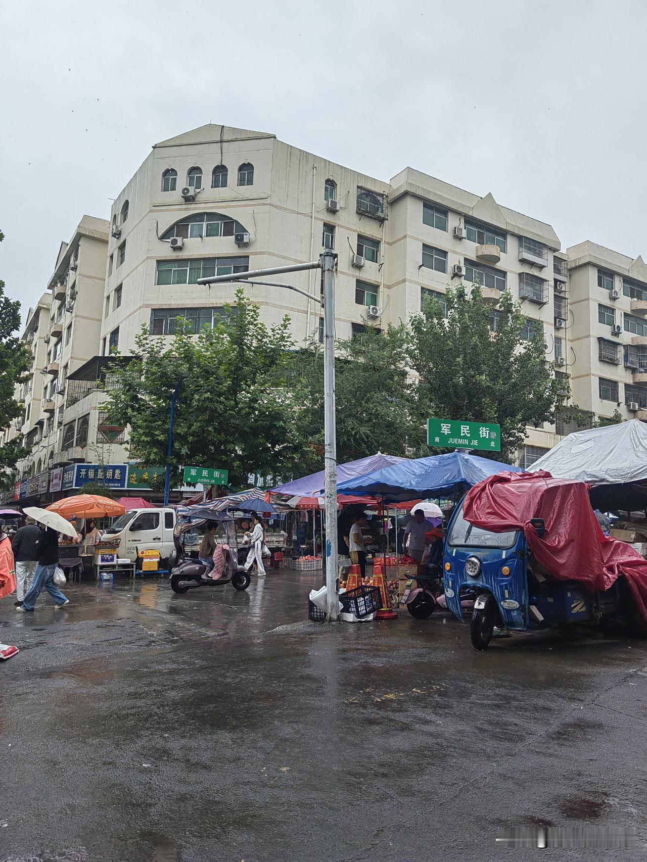 焦作太行路焦北集贸市场西门，每天早上通过西门来买菜的比东门的都多。
东门也建了一