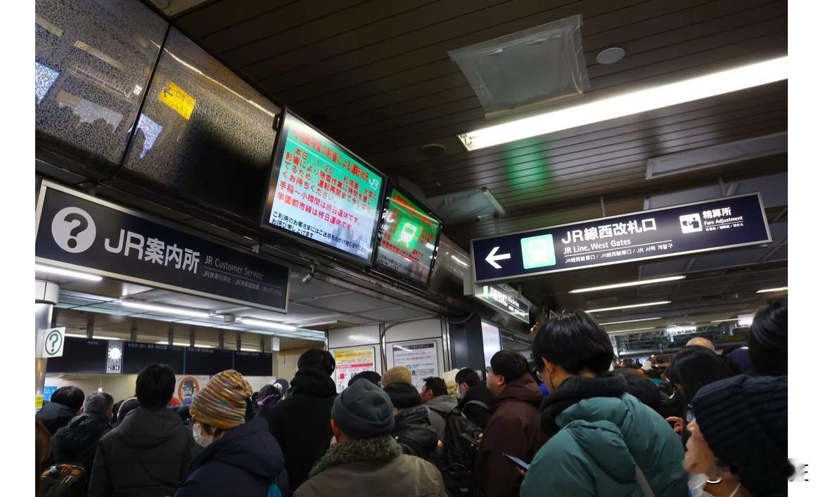 “国家必须派包机来接我们！”
这话从北海道大雪里传回来的时候，我正窝在沙发上刷手
