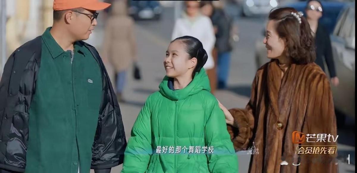 在俄罗斯街头，一个12岁的中国女孩主动找马頔合影。旁边站着她妈，合影一结束，妈立