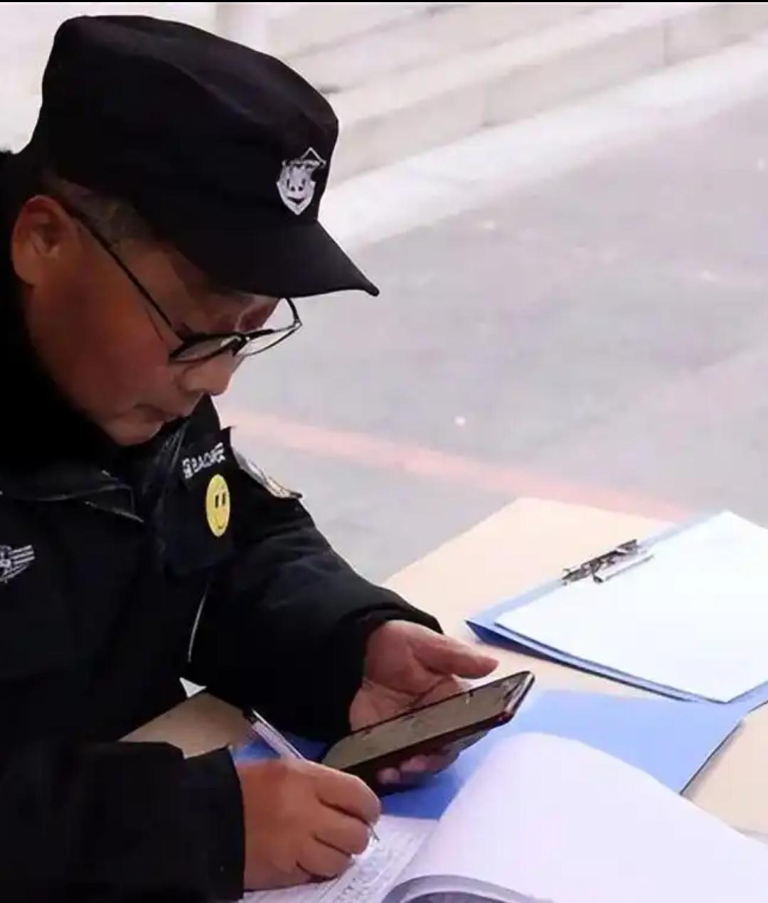 保安老孙昨天又被投诉了，就因为在登记外来人时候，填写地址有的字不会写，拿手机打字