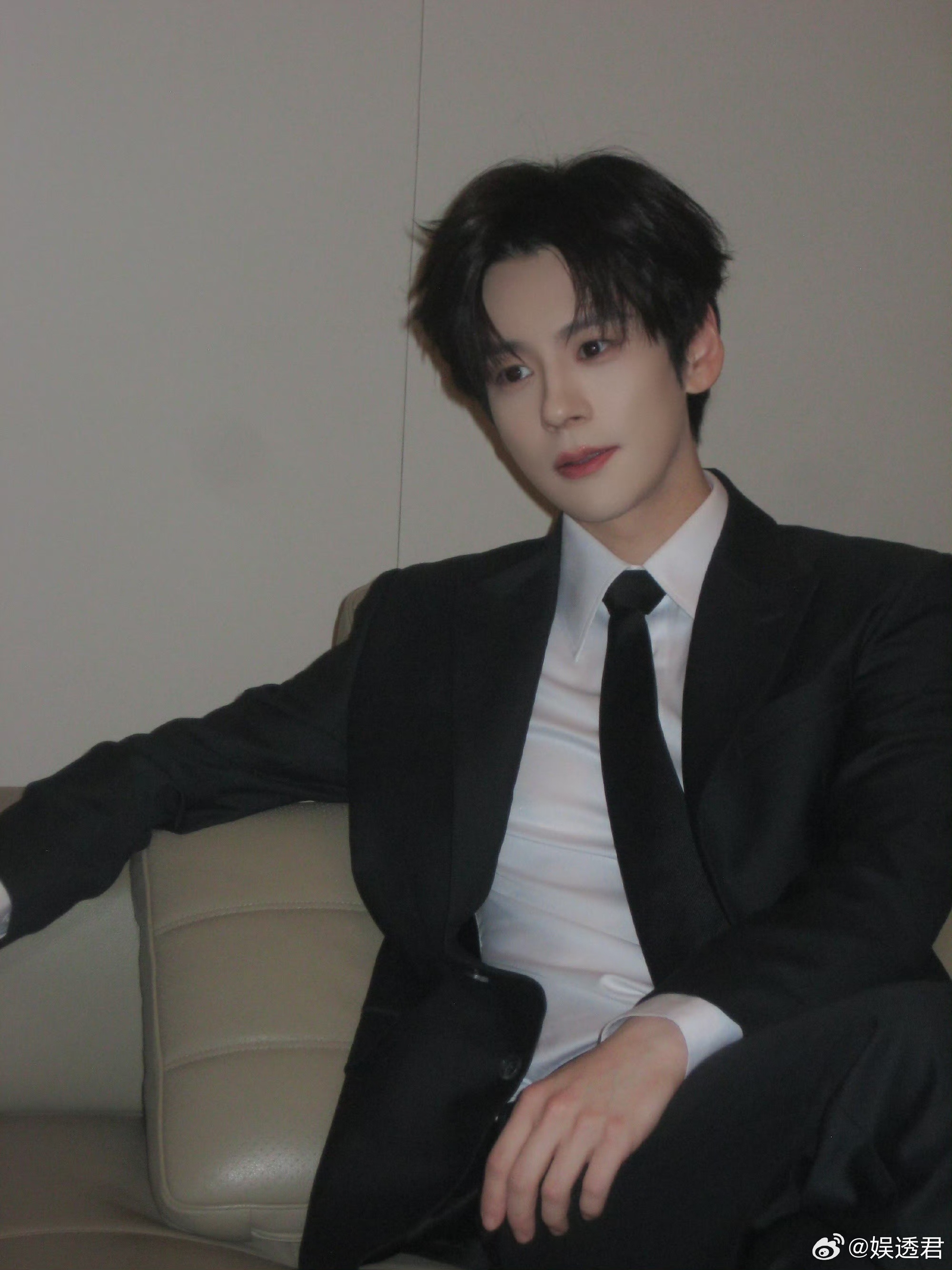 魏哲鸣新剧成crush的暗恋文男主 看魏哲鸣新剧全程姨母笑，双向暗恋的拉扯感，每