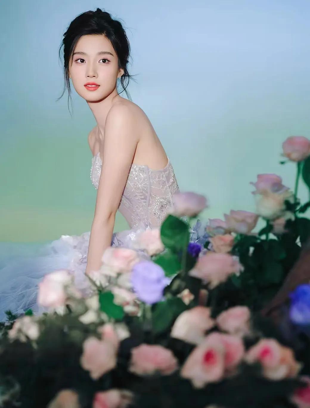 上联：紫衣若梦，花绽裙裾添雅韵
下联：笑靥如星，情融眉眼溢清辉
对联 对对联飞花