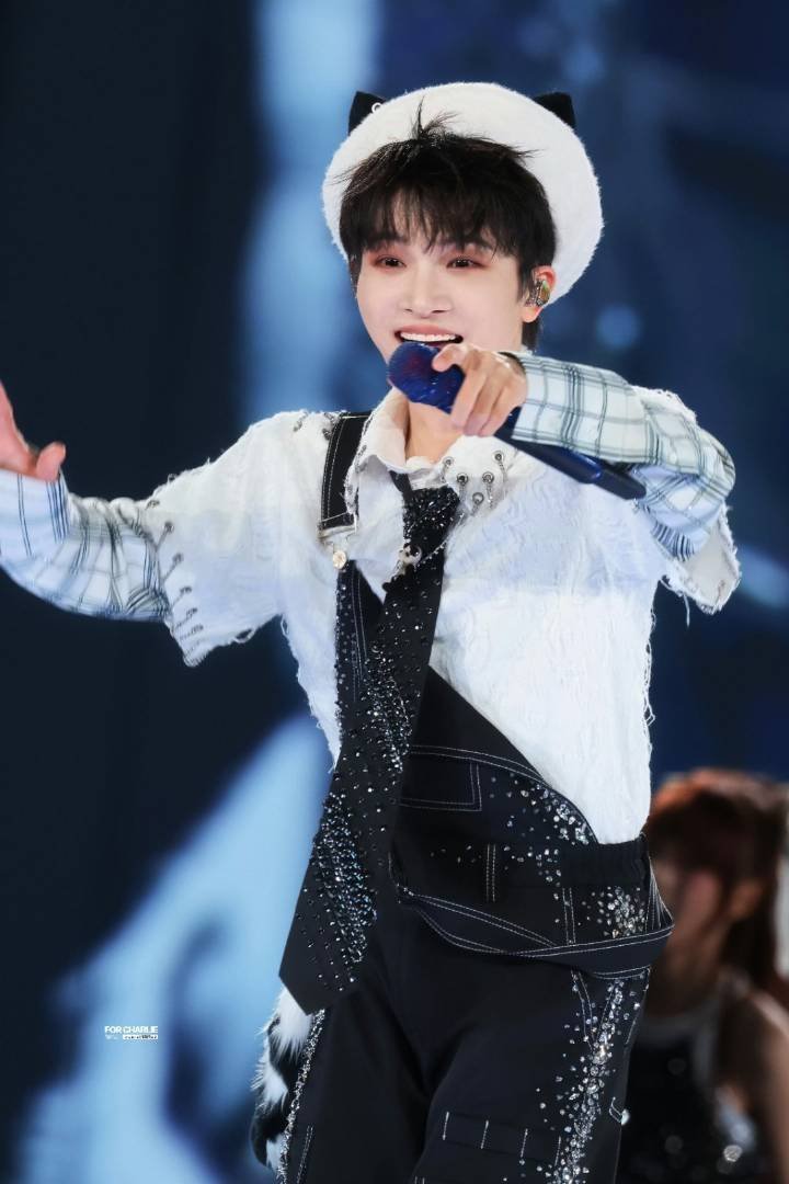 周深神图有了周深，太可爱啦！ ​​​ 你怎么知道这个萌萌的宝宝要去香港启德主场开