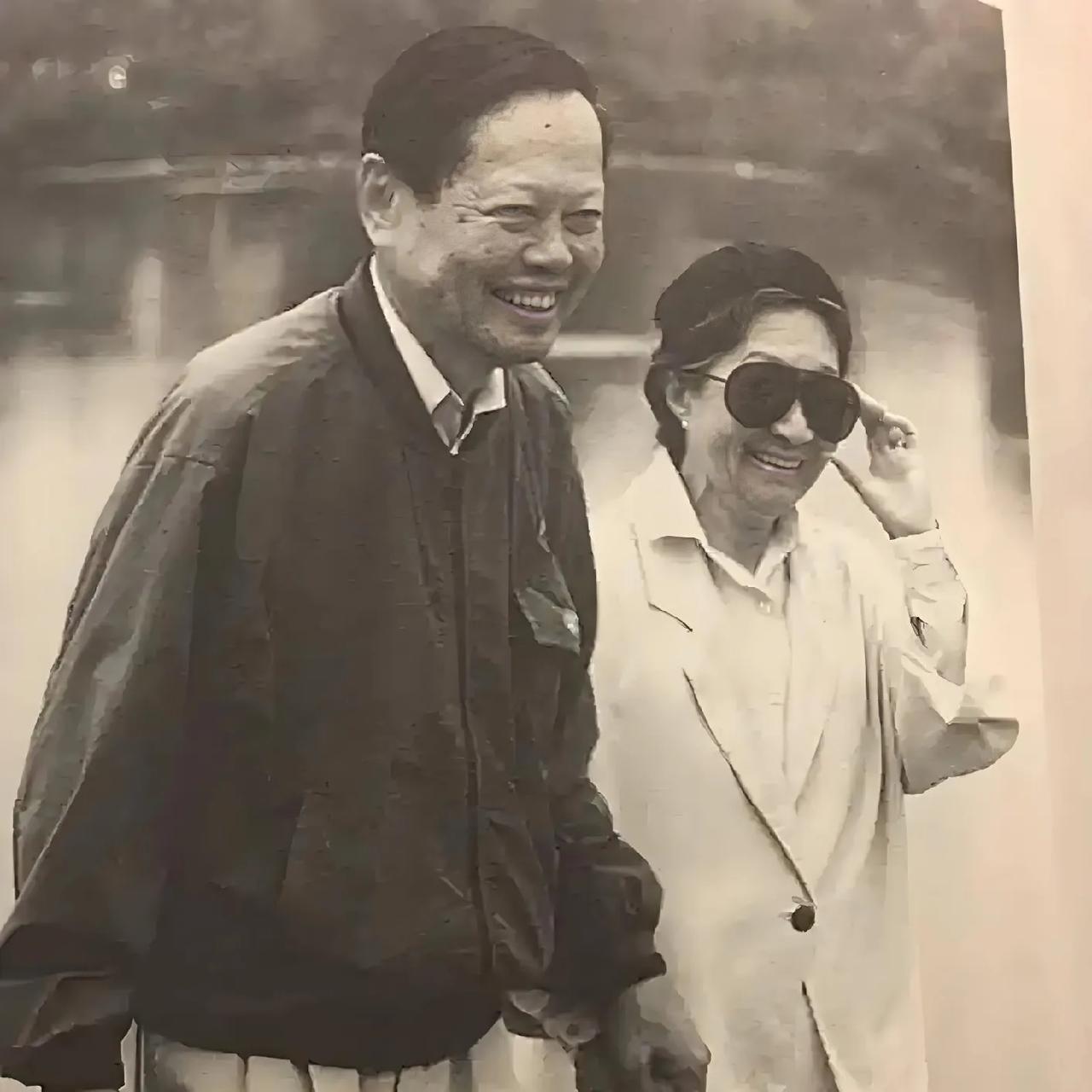 90年代末，杜致礼和丈夫杨振宁，一起外出参加活动的合影，少来夫妻老来伴

回溯到