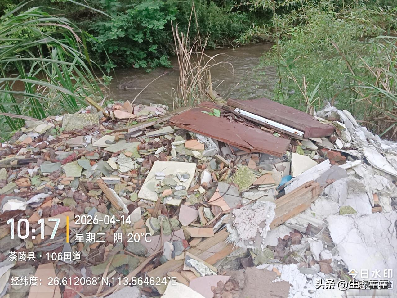 湖南省茶陵县湖口镇106国道旁小河沟边，有人公然倾倒建筑垃圾，长期无人清理，严重