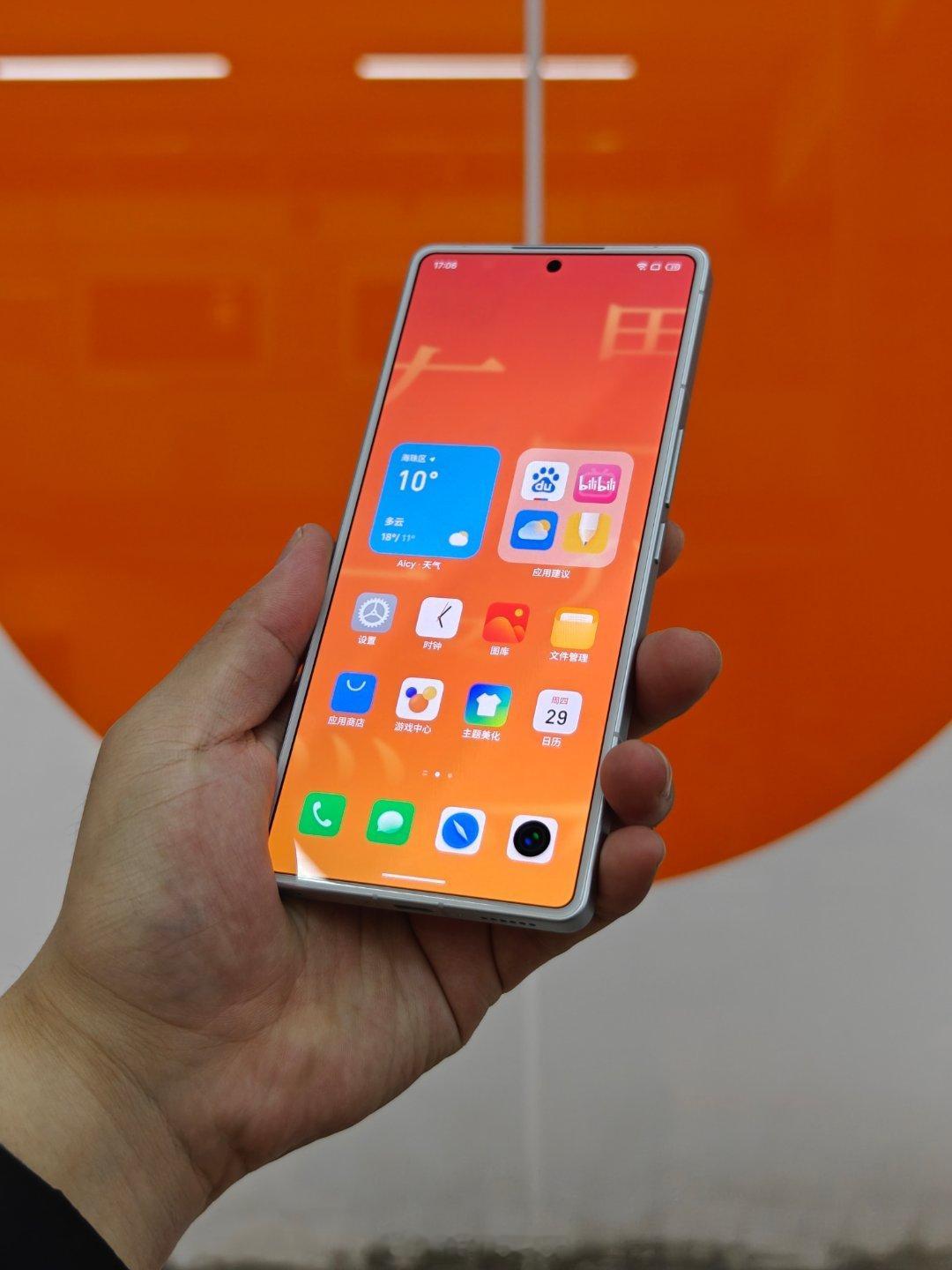 摸了摸「差点夭折」的魅族 21 PRO。挺好看的，不仅是珠海小三星，还是珠海小索