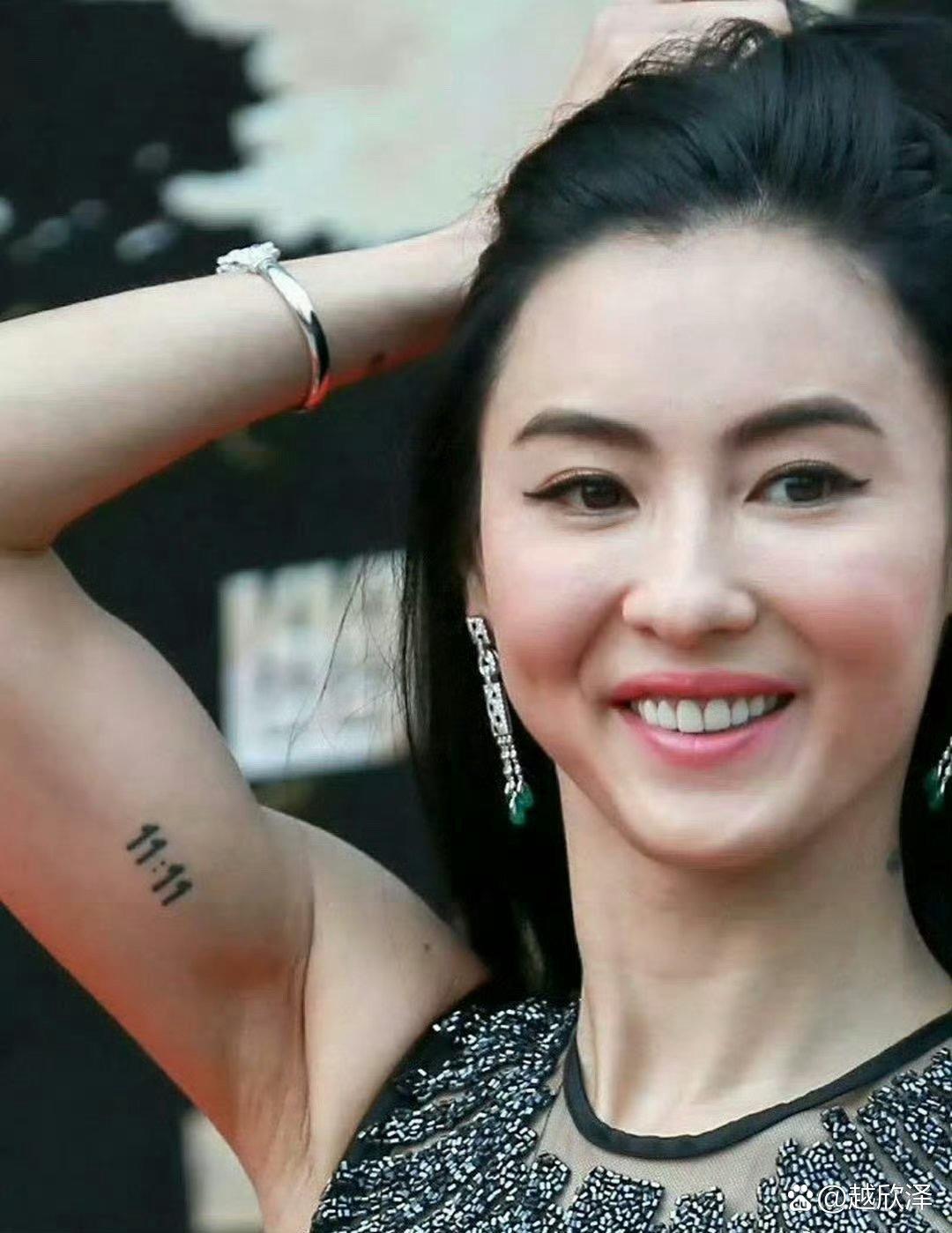 张柏芝的胳膊纹身时间11:11是啥意思？有懂的科普一下吗？不得不说小纹身配着张柏