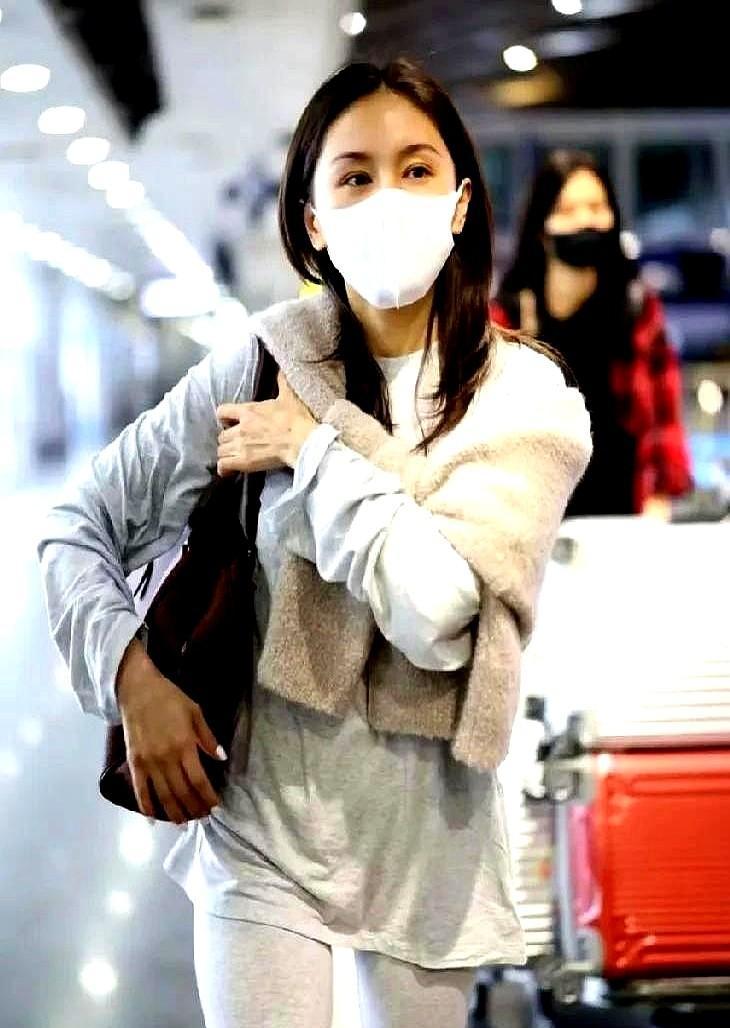她不是在拍戏，是在拿命换镜头。
一天18个半小时，草原上骑车骑到吐血，膝盖肿到4