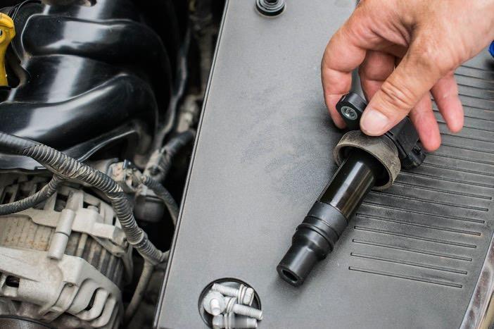 火花塞是发动机点火系统的“心脏”，其更换时机直接影响动力、油耗与行车安全。面对“